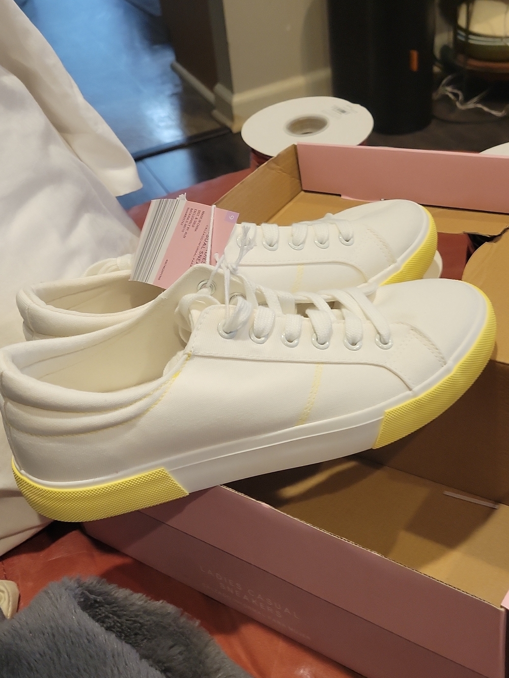 Ladies Casual Sneakers;Ladies sz.9.NWT in orig box Mellow yellow - Picture 7 of 7